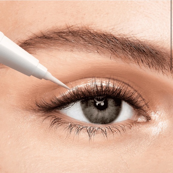 KISS lash glue liner 2-in-1 in clear - Picture 3 of 5